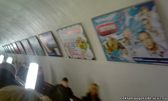 Реклама на эскалаторных щитах кафе Му-Му и сериал Интерны